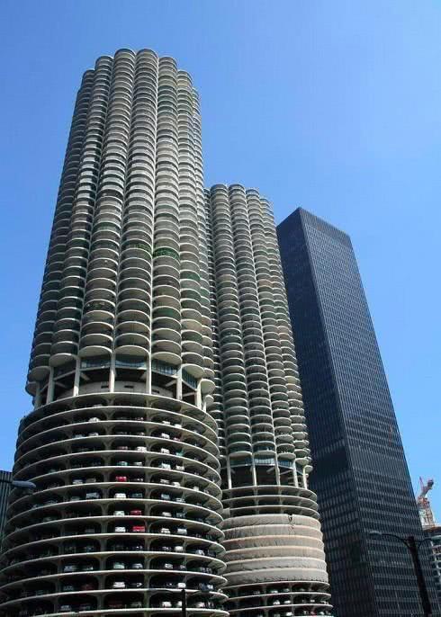 這停車場設計可謂滿眼科技感，秒變旅游景點